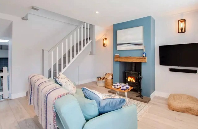Charming Cottage Retreat by Ferryside Beach and steps from Welsh Coastal Path