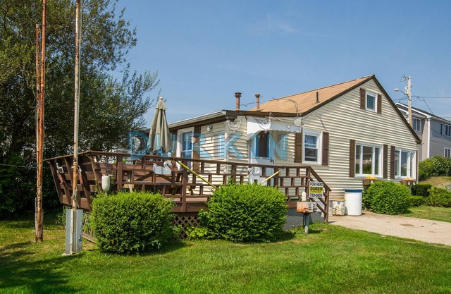 Charming Cottage, Two Blocks from Beach, Large Deck