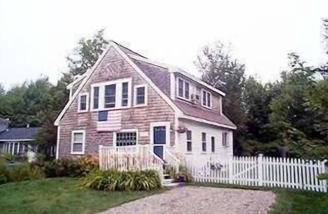 Charming Cottage - Walk to Beach and Dock Square in the Port