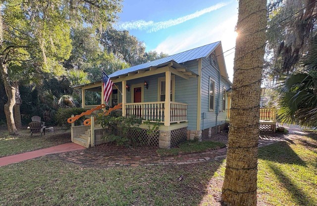 Charming Cottage, Bike to Downtown Attractions, Private Fenced Yard, Hot Tub, $300 in Free Tickets!