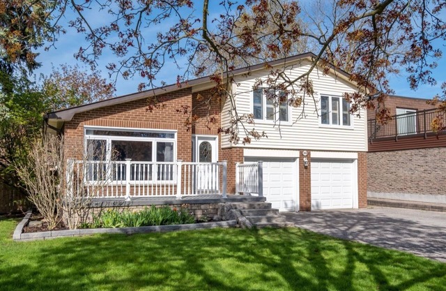 Charming Cottage Vibes in Pickering, Steps from the Mall & GO Train