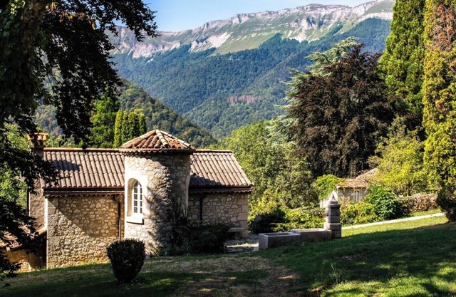 Charming Cottage w/Scenic Views, Garden, Barbecue & Fire Pit. Pet Friendly!