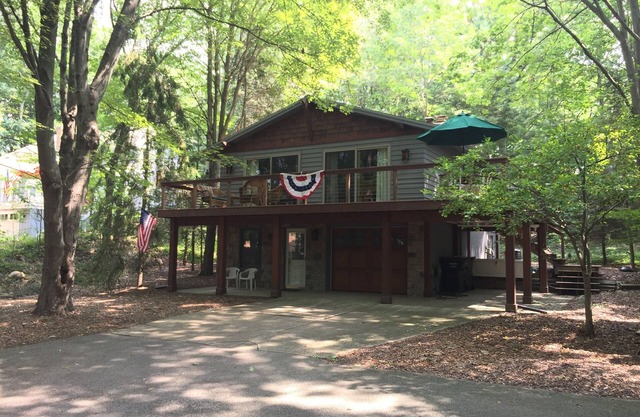 Charming cottage with access to private Lake Michigan beach in Holland, MI