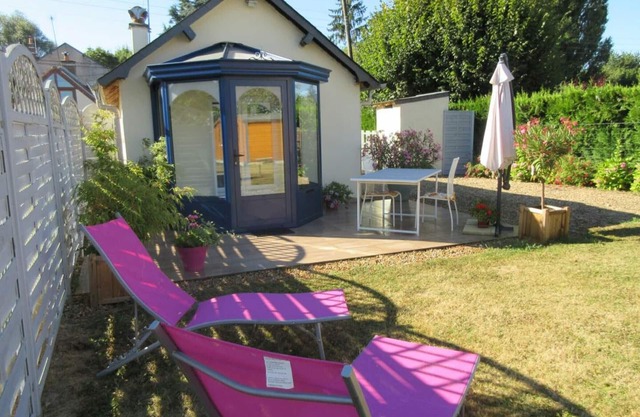 Charming cottage with enclosed garden in Touraine
