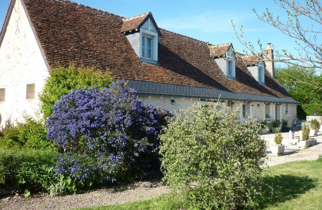 Charming Cottage with Garden, Near Loire Castles and Tours City Center