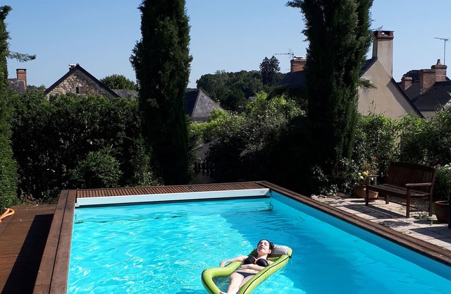 Charming cottage, XVIII, near forests, heated pool. La Flèche zoo 25 mins away