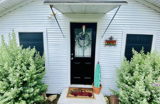 Charming Cowboy Haus I Biker Friendly l Close to River on 8th St. I Hot Tub