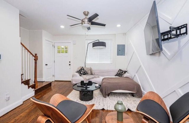 Charming Cozy Stay Free Parking Central Location