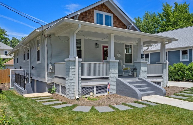 Charming Del Ray Bungalow with fabulous porches (Dog Friendly!)