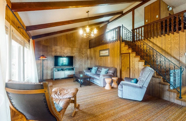 Charming, dog-friendly getaway w/a full kitchen & firepit - walk to the beach