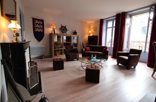 charming duplex T2/3 hyper center, quiet, 100m from the port, feet in the market