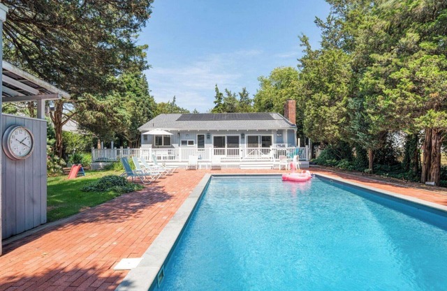 Charming East Hampton Home, Private Heated Pool, Perfect for Families