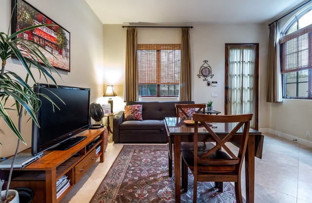 Charming, Elegant, Luxury, Walk to Moonlight Beach & Downtown