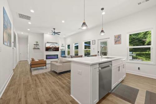 Charming Escape with Hot Tub & Fire Pit Winter Haven!