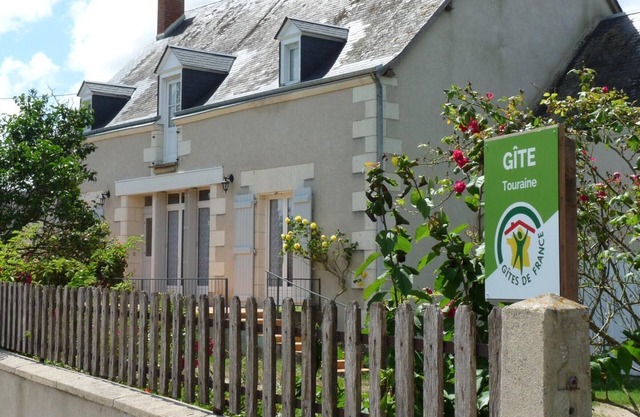 Charming Family Cottage with Large Garden, Terrace & Modern Amenities in Loire Valley