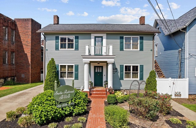 Charming family & pet friendly stay. 1 block to Main St.Walk to dine, sip & shop