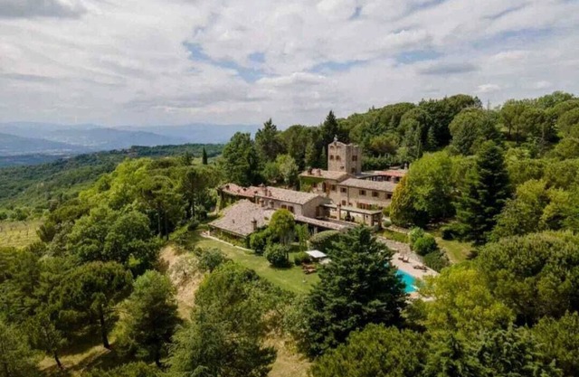 Charming Farm Stay with Pool in the Heart of Umbria in Gubbio