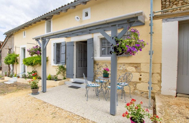Charming Farmhouse Retreat with Modern Amenities, Near Périgueux and Nature Trails