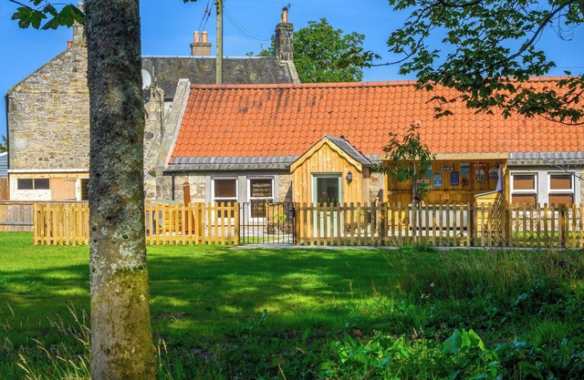 Charming Fife cottage with wood-fired hot tub, just minutes from St Andrews.