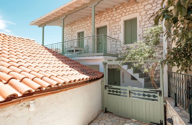 Charming flat at village centre - WiFi, parking, amenities nearby, shared pool