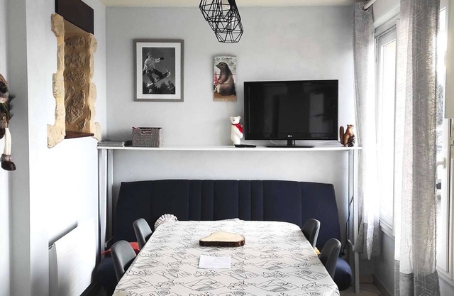 Charming 3-Room Apartment, South-West Facing, Ground Floor, Parking Included