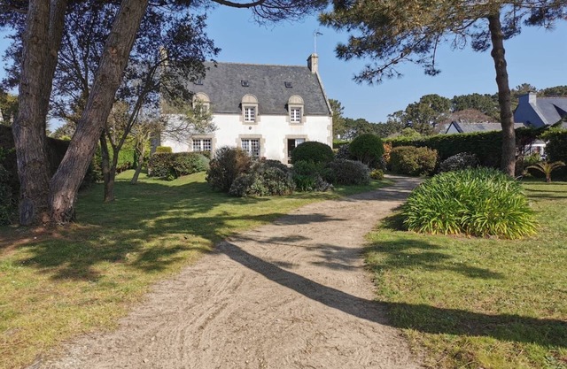 Charming family house, with large garden, facing the beach