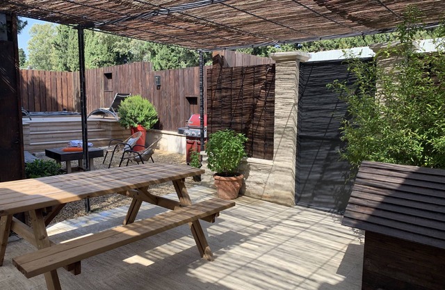 Charming guest house with patio and jacuzzi, not overlooked.