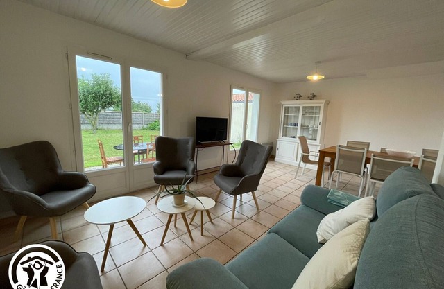 Charming 6-Person Cottage Near Beaches and Cycling Paths in Talmont St Hilaire