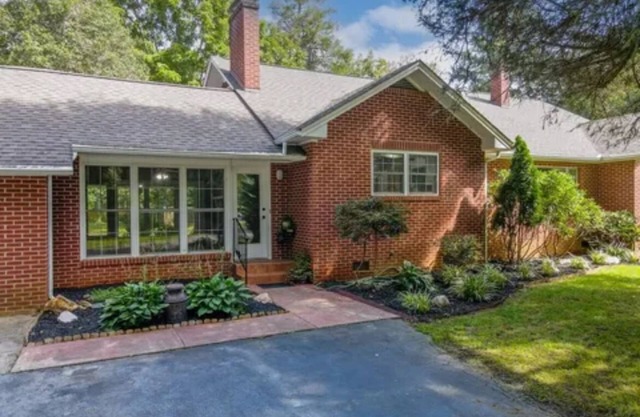 Charming Franklin Home – Noon Check-In & Check-Out, 2 Living Rooms, One Level