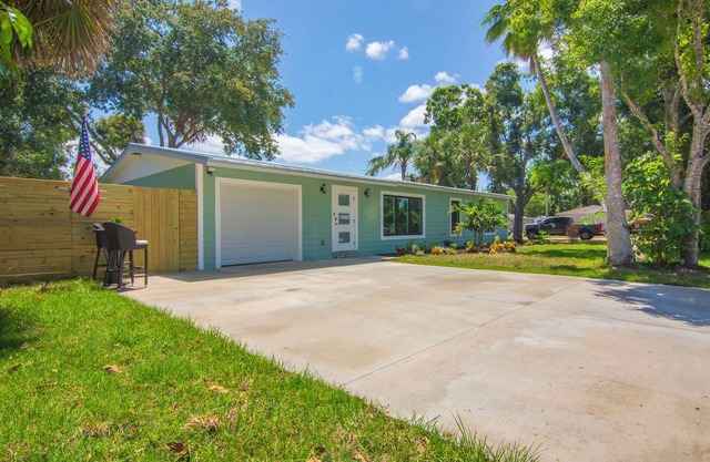 Charming, Fully Renovated 3bd/2bth house in awesome Vero Beach. Dogs welcome!