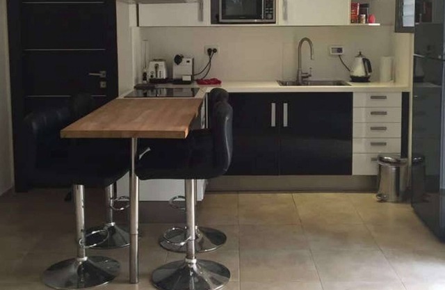 Charming fully renovated garden apartment