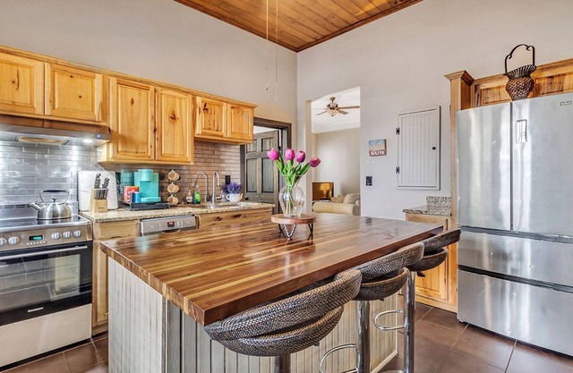 Charming Garden Flat , Porch, Herbs & History, Walk to historic Forsyth Park