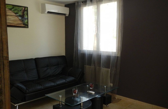 Charming garden level, near the seaside