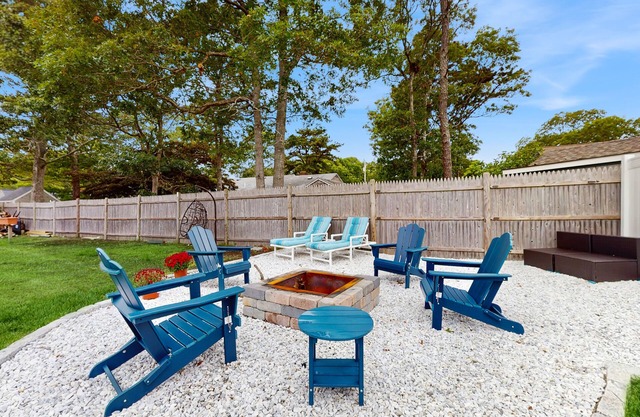 Charming getaway with great location, sunroom & quiet nights around the firepit