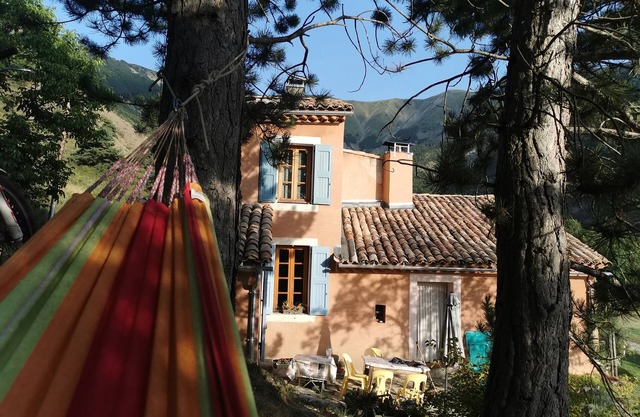 Charming gite at the foot of the Monges mountains. Southern Alps, 6 to 8 people