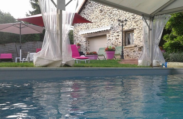 Charming gîte with swimming pool, Jacuzzi and sauna. Electric charging station