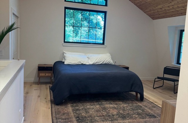 Charming Guesthouse Conveniently Located Between Denver and the Mountains