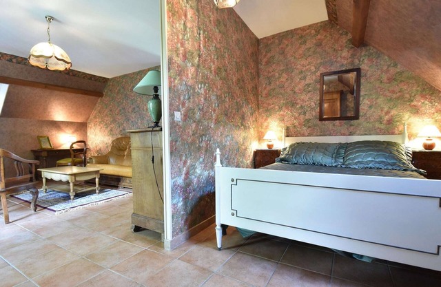 Charming holiday home with pool and pond