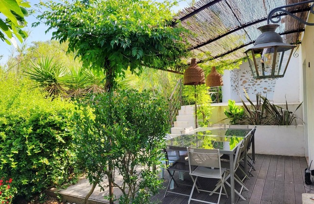 CHARMING HAMLET HOUSE FOR 8 PEOPLE 4 AIR-CONDITIONED BEDROOMS AND HEATED POOL