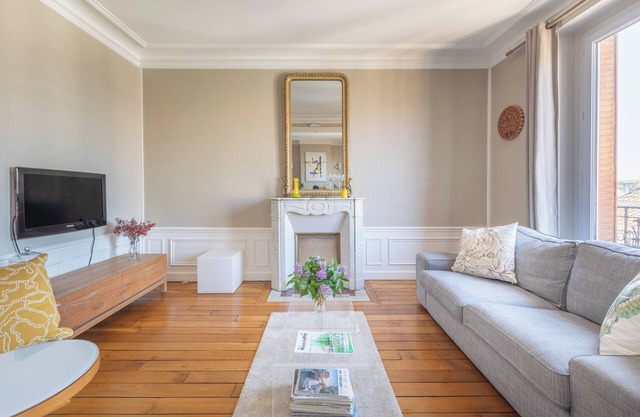 Charming Hausmann apartment 15 minutes from Paris