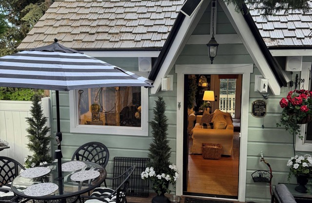 Charming Historic Cottage, Hot Tub, Fireplace, Firepit, Enclosed Patio