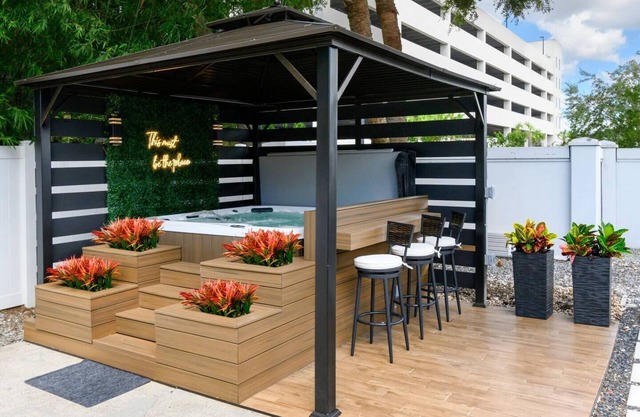 Charming home Near TPA and Bucs stadium! EV Charger and Jacuzzi!