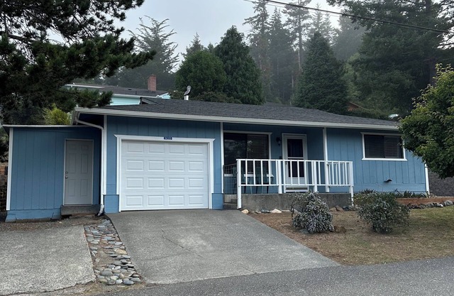 Charming Home with In-Town Convenience, Walking Distance to Beach & River Jetty