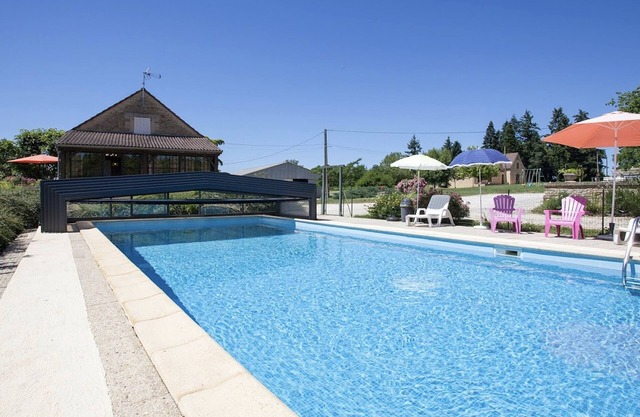 Charming house with swimming pool for 6