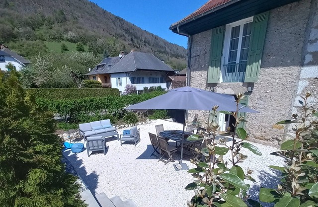 Charming house 5mns walk from the lake