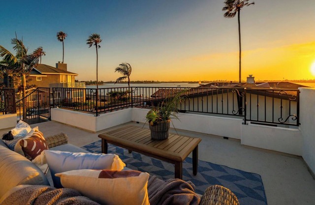 Charming house in lovely San Diego, steps from Mission Bay with WiFi, AC