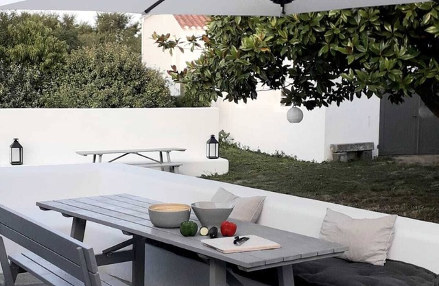 Charming house Saint Sauveur, Ile d'Yeu, Garden, village and shops