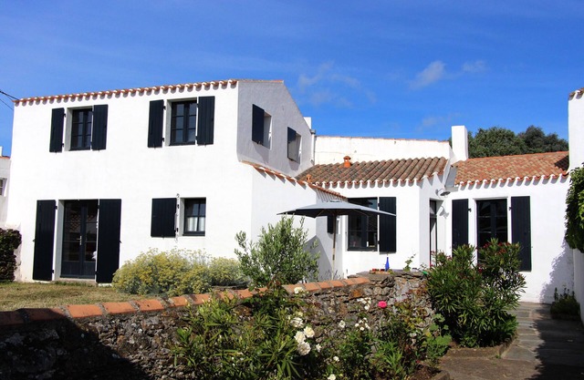 Charming house with garden in St Sauveur, central town of the island of Yeu