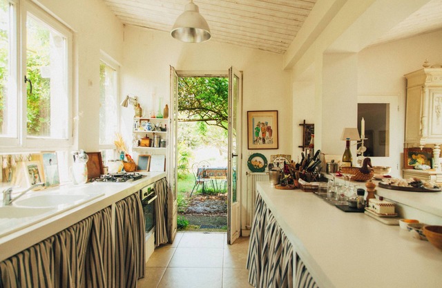 Charming house with garden, country in the city, close to the beach