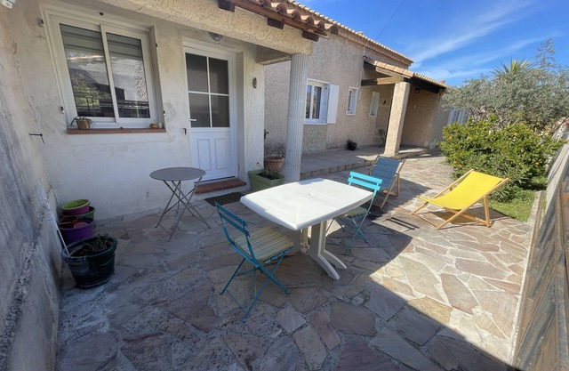 Charming independent T2 near blue coast beach